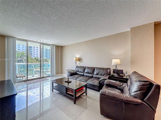 1-bedroom condo for sale in Sunny Isles Beach - 19380 Collins Ave 308 - MondialRealty