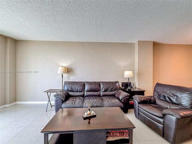 1-bedroom condo for sale in Sunny Isles Beach - 19380 Collins Ave 308 - MondialRealty