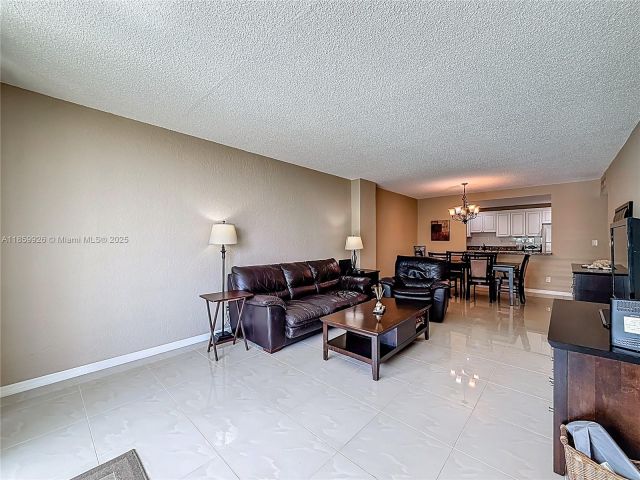 1-bedroom condo for sale in Sunny Isles Beach - 19380 Collins Ave 308 - MondialRealty