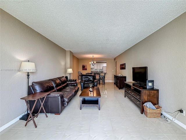 1-bedroom condo for sale in Sunny Isles Beach - 19380 Collins Ave 308 - MondialRealty