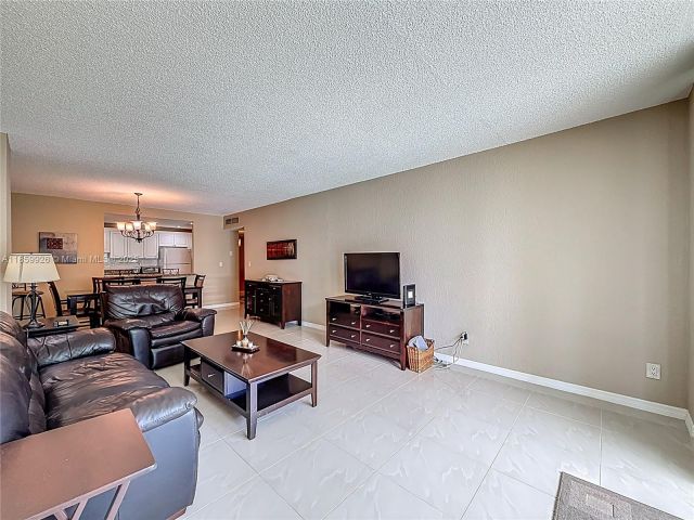 1-bedroom condo for sale in Sunny Isles Beach - 19380 Collins Ave 308 - MondialRealty