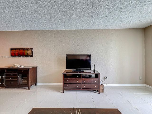 1-bedroom condo for sale in Sunny Isles Beach - 19380 Collins Ave 308 - MondialRealty