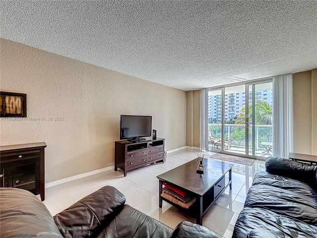 1-bedroom condo for sale in Sunny Isles Beach - 19380 Collins Ave 308 - MondialRealty