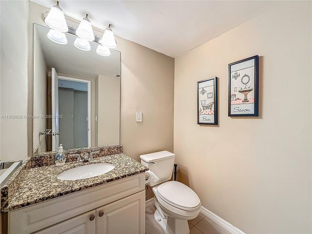 1-bedroom condo for sale in Sunny Isles Beach - 19380 Collins Ave 308 - MondialRealty