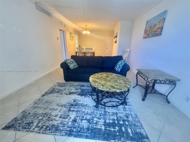 1-bedroom condo for sale in Hollywood - 2501 S Ocean Dr 433 - MondialRealty
