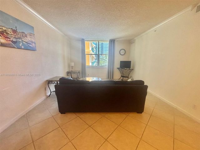 1-bedroom condo for sale in Hollywood - 2501 S Ocean Dr 433 - MondialRealty