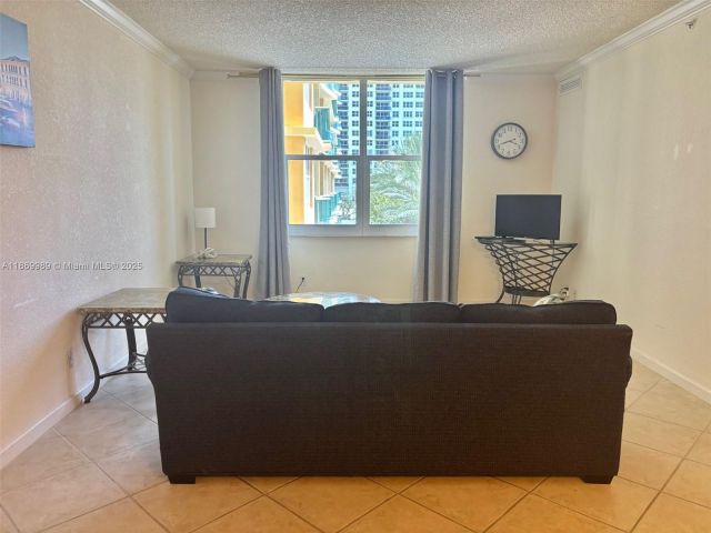 1-bedroom condo for sale in Hollywood - 2501 S Ocean Dr 433 - MondialRealty