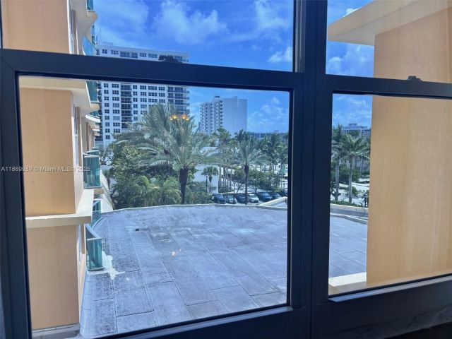 1-bedroom condo for sale in Hollywood - 2501 S Ocean Dr 433 - MondialRealty