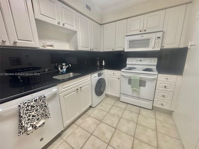 1-bedroom condo for sale in Hollywood - 2501 S Ocean Dr 433 - MondialRealty