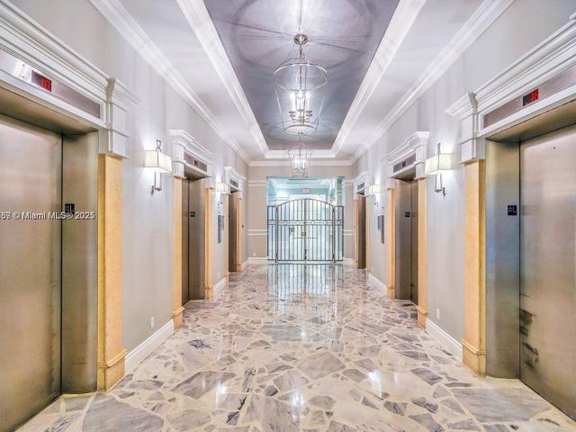 1-bedroom condo for sale in Hollywood - 2501 S Ocean Dr 433 - MondialRealty