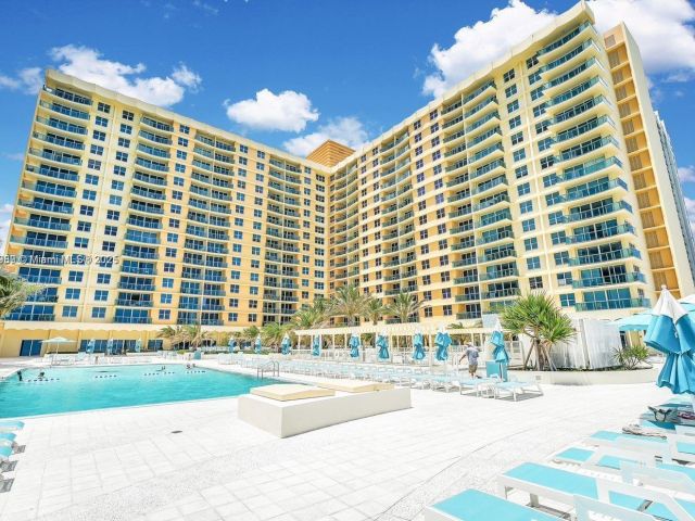 1-bedroom condo for sale in Hollywood - 2501 S Ocean Dr 433 - MondialRealty