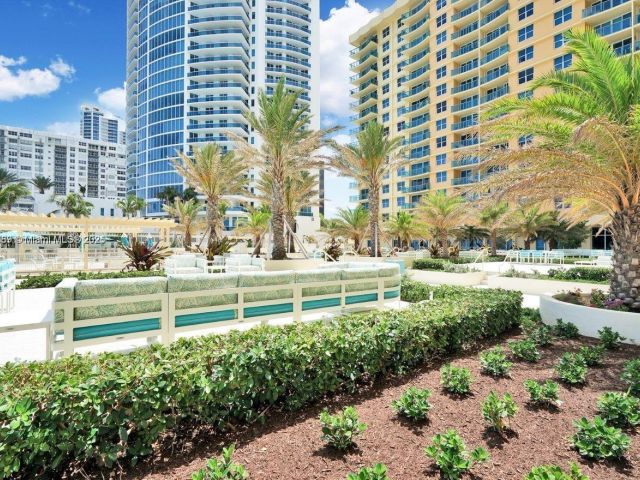 1-bedroom condo for sale in Hollywood - 2501 S Ocean Dr 433 - MondialRealty