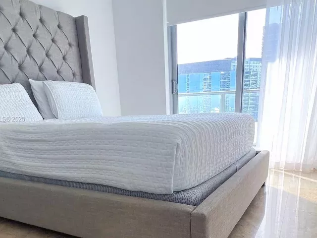 2-bedroom condo for sale in Miami - 1300 Brickell Bay Dr 3007 - MondialRealty