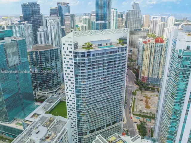 2-bedroom condo for sale in Miami - 1300 Brickell Bay Dr 3007 - MondialRealty