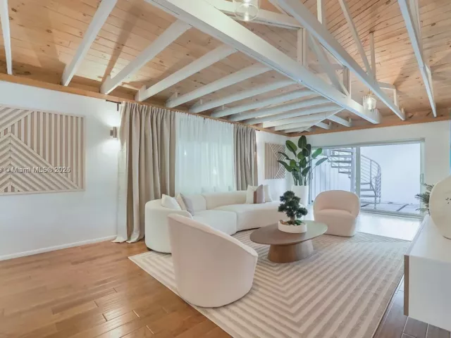 5-bedroom home for rent in Miami - 5910 N Bayshore Drive - MondialRealty