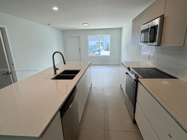 3-bedroom home for rent in Miami - 2555 NE 193rd St 2106 - MondialRealty