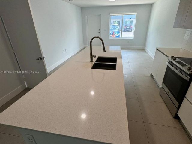 3-bedroom home for rent in Miami - 2555 NE 193rd St 2106 - MondialRealty