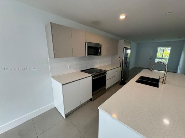3-bedroom home for rent in Miami - 2555 NE 193rd St 2106 - MondialRealty