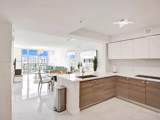 2-bedroom condo for sale in Sunny Isles Beach - 330 Sunny Isles Blvd 5-1204 - MondialRealty