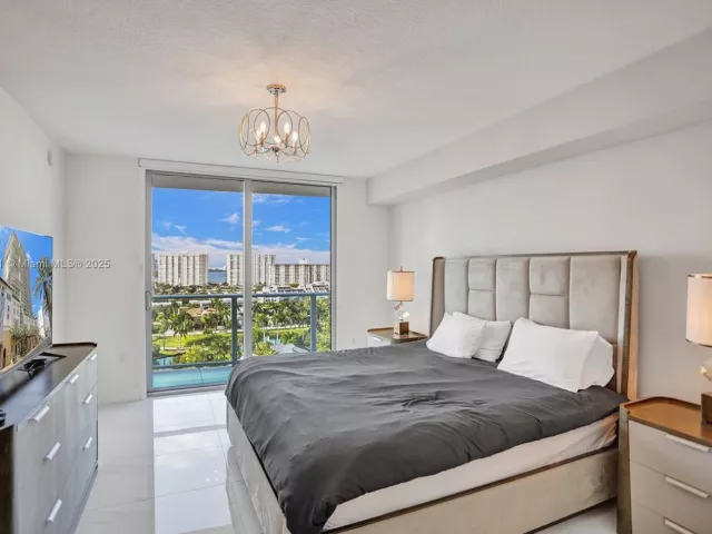 2-bedroom condo for sale in Sunny Isles Beach - 330 Sunny Isles Blvd 5-1204 - MondialRealty