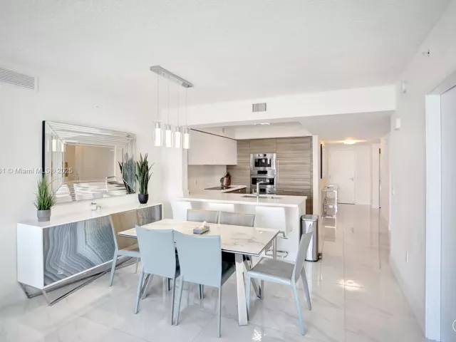 2-bedroom condo for sale in Sunny Isles Beach - 330 Sunny Isles Blvd 5-1204 - MondialRealty
