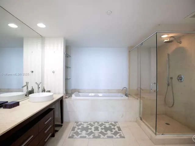 2-bedroom condo for rent in Miami - 475 Brickell Ave 5007 - MondialRealty