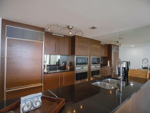 2-bedroom condo for rent in Miami - 475 Brickell Ave 5007 - MondialRealty