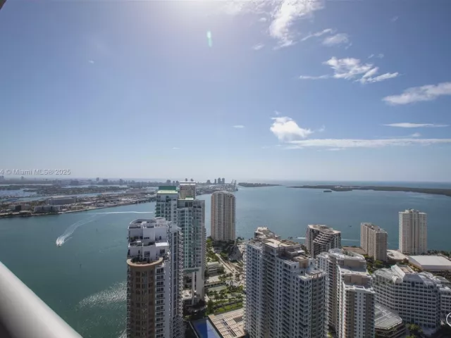 2-bedroom condo for rent in Miami - 475 Brickell Ave 5007 - MondialRealty