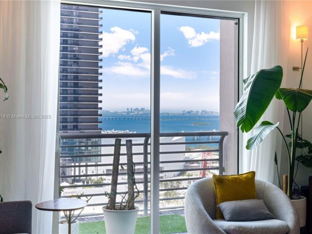 1-bedroom condo for sale in Miami - 234 NE 3rd St LPH06 - MondialRealty