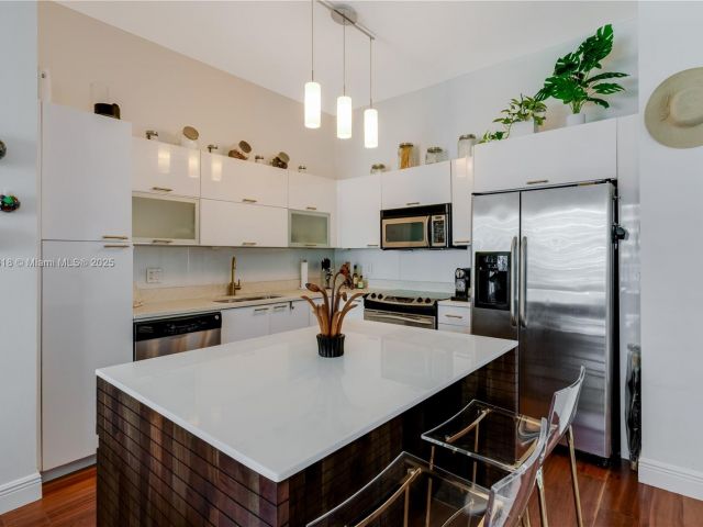 1-bedroom condo for sale in Miami - 234 NE 3rd St LPH06 - MondialRealty