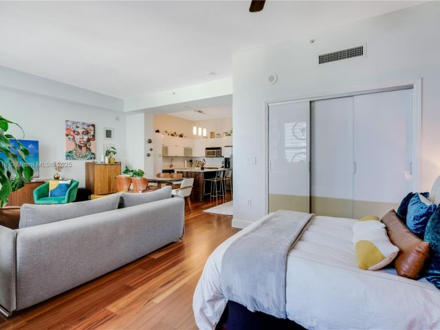 1-bedroom condo for sale in Miami - 234 NE 3rd St LPH06 - MondialRealty