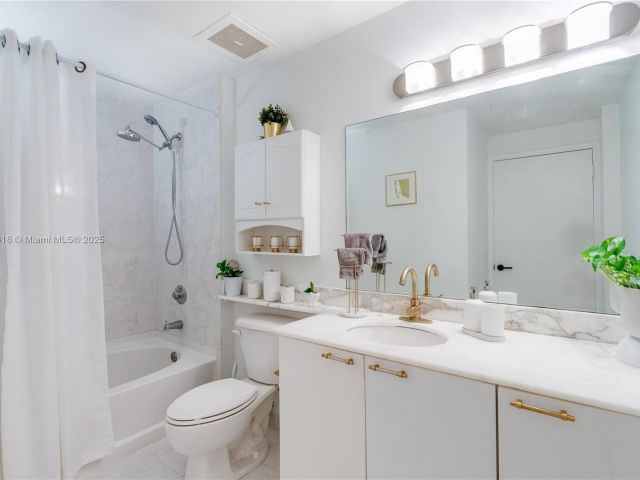 1-bedroom condo for sale in Miami - 234 NE 3rd St LPH06 - MondialRealty