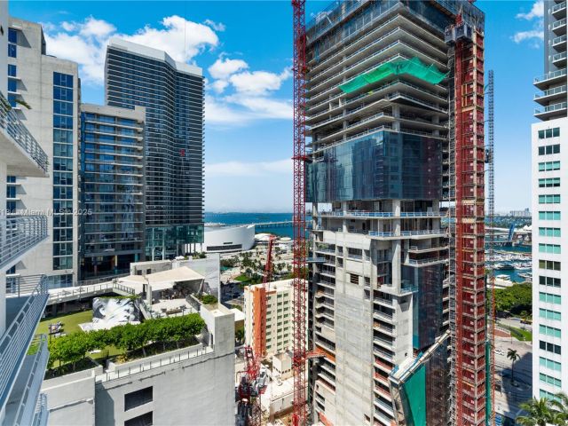 1-bedroom condo for sale in Miami - 234 NE 3rd St LPH06 - MondialRealty