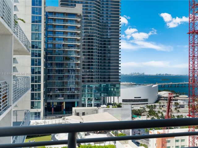 1-bedroom condo for sale in Miami - 234 NE 3rd St LPH06 - MondialRealty