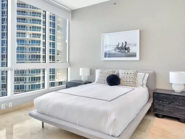 2-bedroom condo for sale in Miami Beach - 100 S Pointe Dr 2208 - MondialRealty