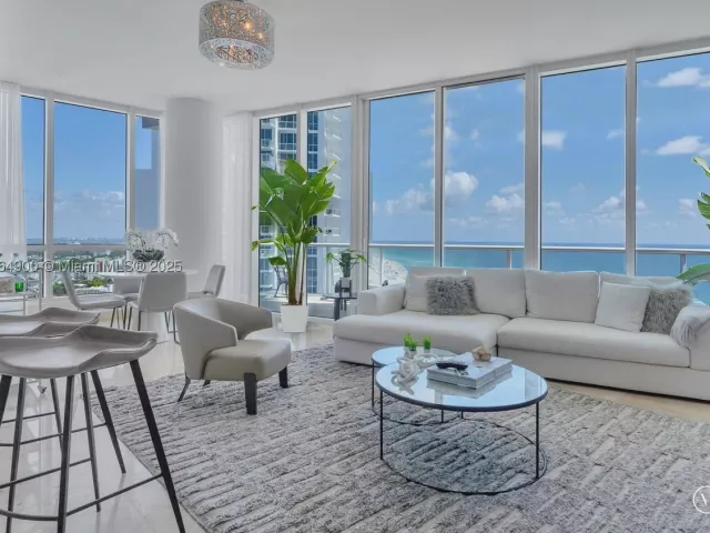 2-bedroom condo for sale in Miami Beach - 100 S Pointe Dr 2208 - MondialRealty