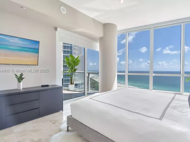 2-bedroom condo for sale in Miami Beach - 100 S Pointe Dr 2208 - MondialRealty