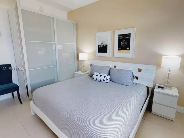 1-bedroom condo for sale in Sunny Isles Beach - 19370 Collins Ave PH-11 - MondialRealty