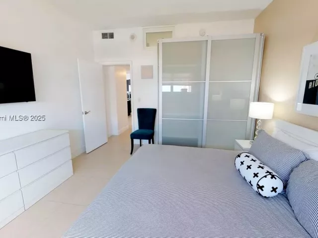 1-bedroom condo for sale in Sunny Isles Beach - 19370 Collins Ave PH-11 - MondialRealty