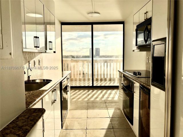 2-bedroom condo for rent in Aventura - 1000 W Island Blvd 712 - MondialRealty