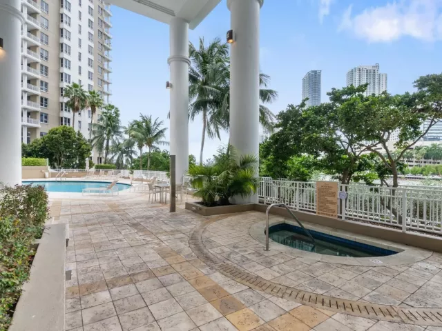 3-bedroom condo for sale in Miami - 801 Brickell Key Boulevard 2903 - MondialRealty