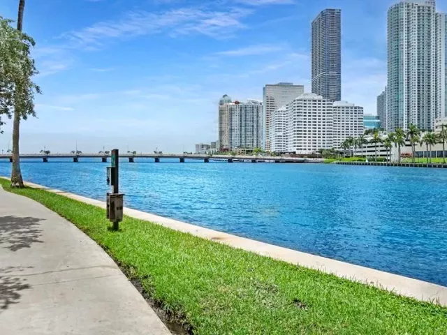 3-bedroom condo for sale in Miami - 801 Brickell Key Boulevard 2903 - MondialRealty