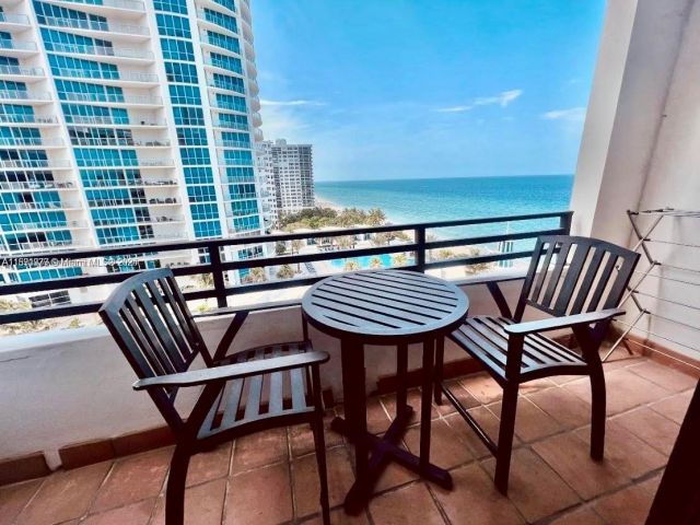 1-bedroom condo for rent in Hollywood - 3505 S Ocean Dr 911 - MondialRealty