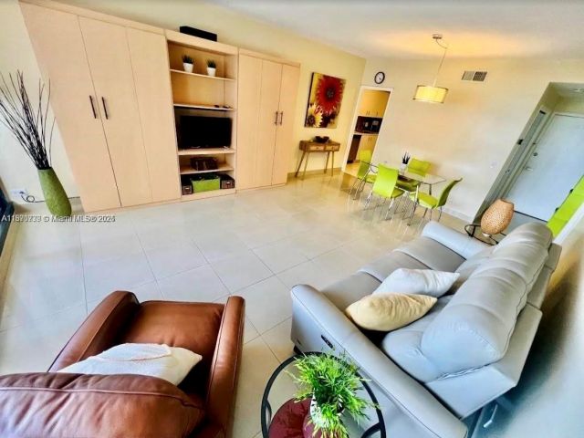 1-bedroom condo for rent in Hollywood - 3505 S Ocean Dr 911 - MondialRealty