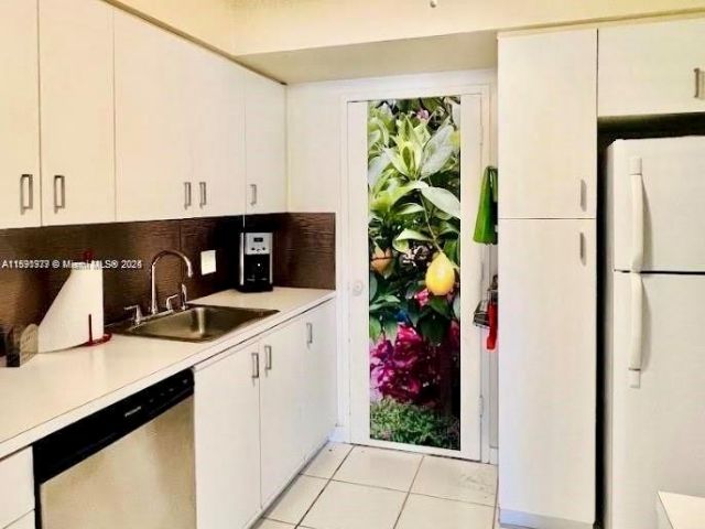 1-bedroom condo for rent in Hollywood - 3505 S Ocean Dr 911 - MondialRealty