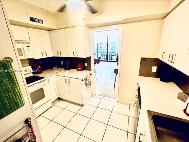 1-bedroom condo for rent in Hollywood - 3505 S Ocean Dr 911 - MondialRealty