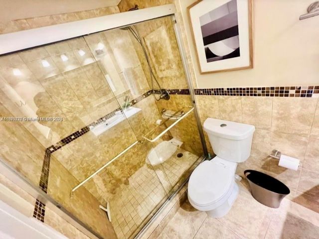 1-bedroom condo for rent in Hollywood - 3505 S Ocean Dr 911 - MondialRealty