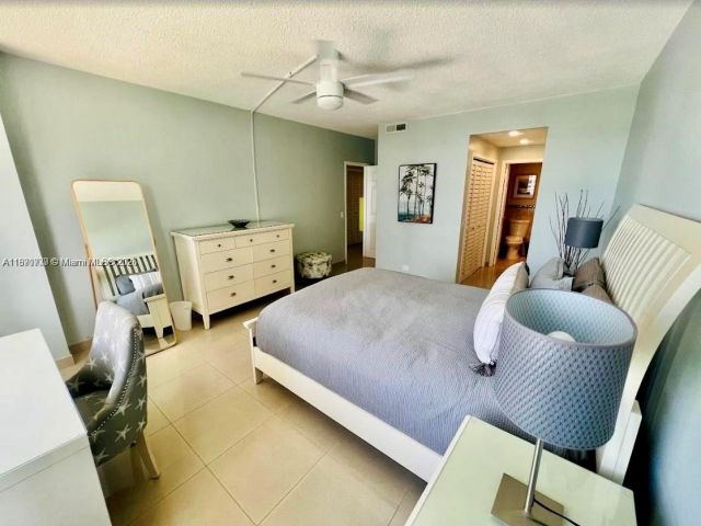 1-bedroom condo for rent in Hollywood - 3505 S Ocean Dr 911 - MondialRealty