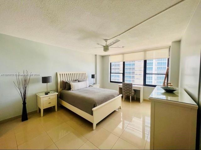 1-bedroom condo for rent in Hollywood - 3505 S Ocean Dr 911 - MondialRealty