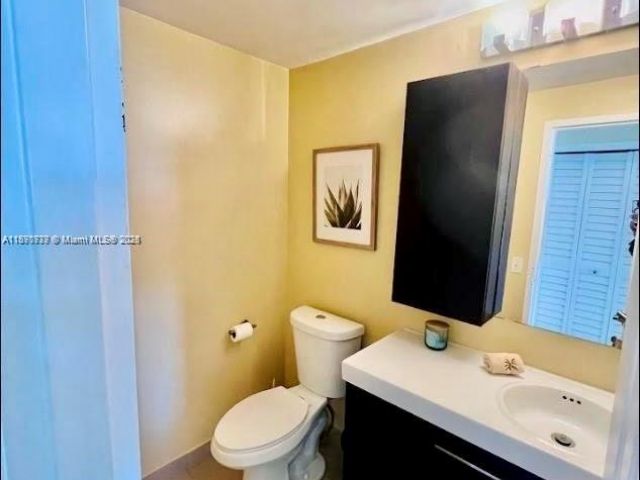 1-bedroom condo for rent in Hollywood - 3505 S Ocean Dr 911 - MondialRealty
